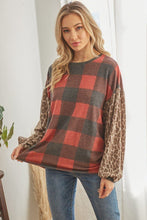 Cargar imagen en el visor de la galería, Plaid Patterned Long Sleeve Top
