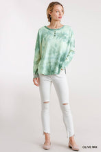 Cargar imagen en el visor de la galería, Tie Dye Round Neck Ribbed Button Front Top With Round Hem
