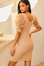 Cargar imagen en el visor de la galería, V Neck Contrast Flower Lace Bubble Sleeve Midi Bodycon Dress
