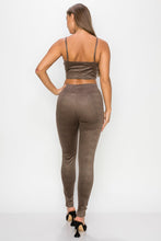 Cargar imagen en el visor de la galería, Embossed Snake Print Top And Leggings Set
